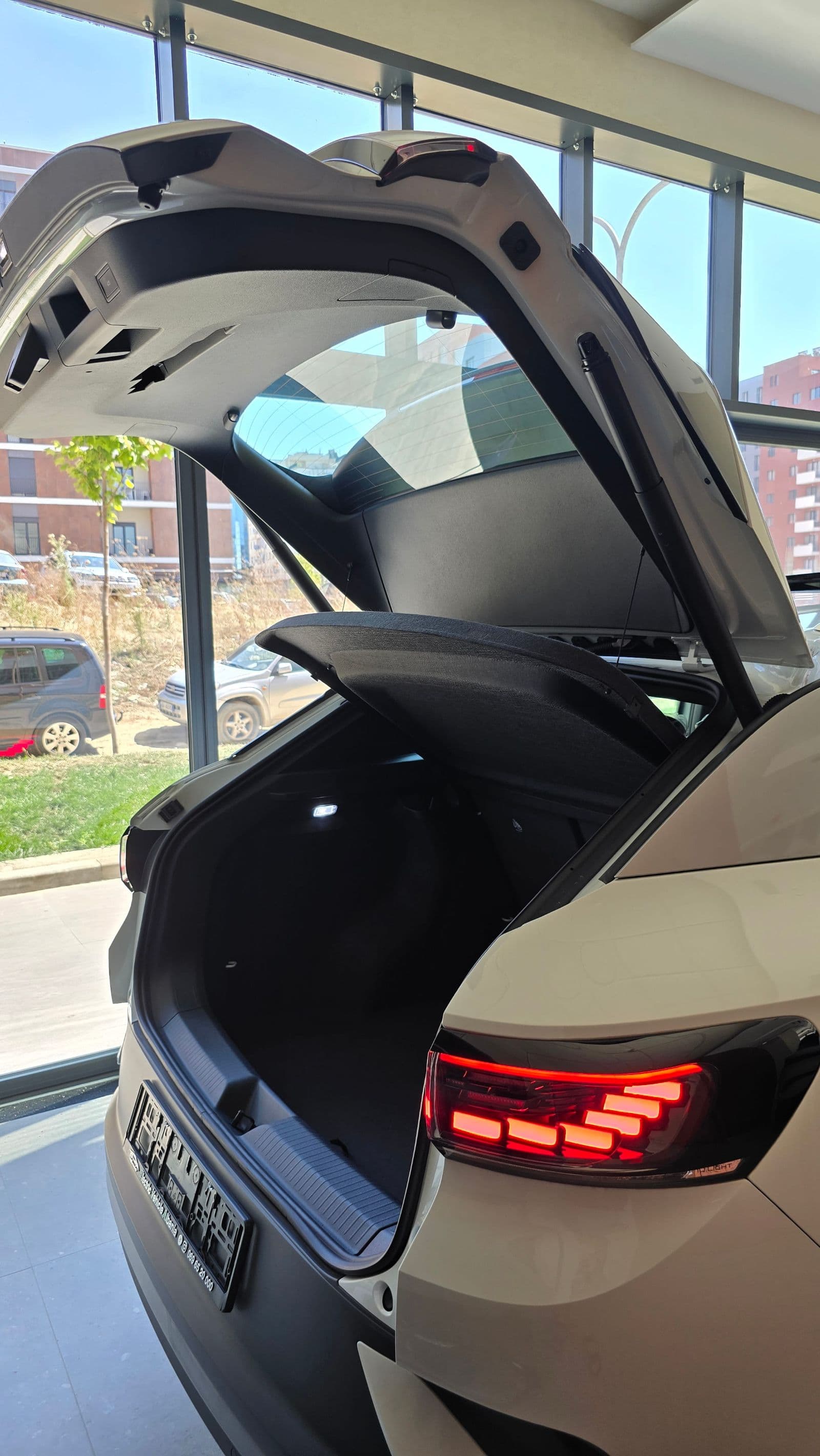 Volkswagen ID.4 thumbnail 4